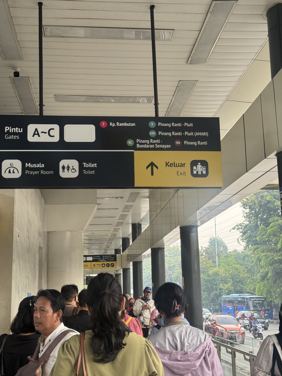 Ini papan tujuan busnya kenapa beda beda sama yang deket bus ya min? Di tempat pas mau naik bus tulisan rutenya beda sama yang di papan rute ini. Penumpang mondar mandir saya sampe salah baris nunggu bus. Tolong perbaikannya <a href="/PT_Transjakarta/">Transportasi Jakarta</a>
