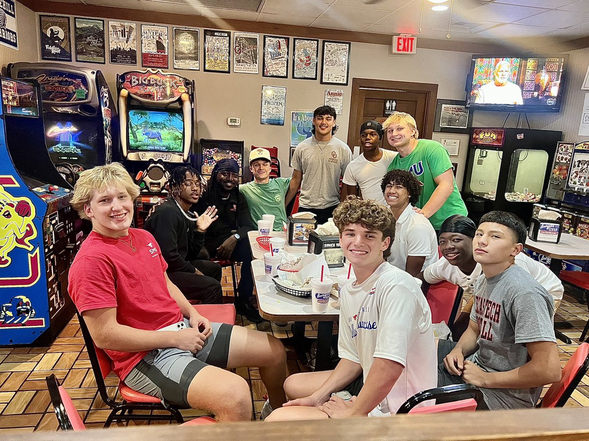 S/O to the QBs for coming and joining us for our RB dinner. Always a good time hanging out with the guys. #Blessed #RBU #StandOnBidness