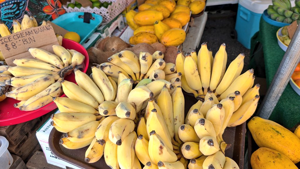 フルーツ市場でアイスクリームバナナを見つけて、人生で初めて食べまし
