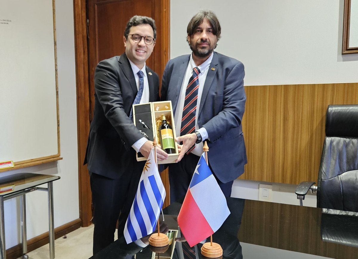MMetediera's tweet photo. 📌 Hoy recibimos en @IdCanelones al Embajador de Chile en Uruguay Patricio Morales. Fue un placer intercambiar ideas para fortalecer la cooperación entre nuestros países 🇺🇾 🇨🇱.

En nuestra reunión, abordamos temas clave como fortalecimiento institucional, desarrollo social, medio ambiente y recursos naturales.

🗨 Seguiremos dialogando con representantes de distintos países para sumar propuestas al departamento. Nuestra agenda internacional es vibrante, con visitas periódicas de prácticamente todas las embajadas. 

#Canelones #Uruguay #Chile #Cooperación #CooperaciónInternacional