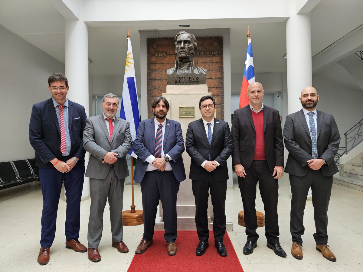 MMetediera's tweet photo. 📌 Hoy recibimos en @IdCanelones al Embajador de Chile en Uruguay Patricio Morales. Fue un placer intercambiar ideas para fortalecer la cooperación entre nuestros países 🇺🇾 🇨🇱.

En nuestra reunión, abordamos temas clave como fortalecimiento institucional, desarrollo social, medio ambiente y recursos naturales.

🗨 Seguiremos dialogando con representantes de distintos países para sumar propuestas al departamento. Nuestra agenda internacional es vibrante, con visitas periódicas de prácticamente todas las embajadas. 

#Canelones #Uruguay #Chile #Cooperación #CooperaciónInternacional