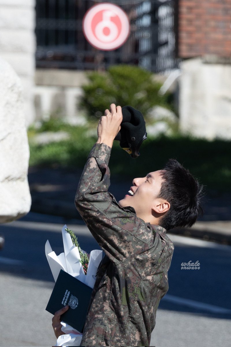 mhrated's tweet photo. he looks so happy, welcome back our minhyuk 🩵🐋 https://t.co/qPJwagCiW0