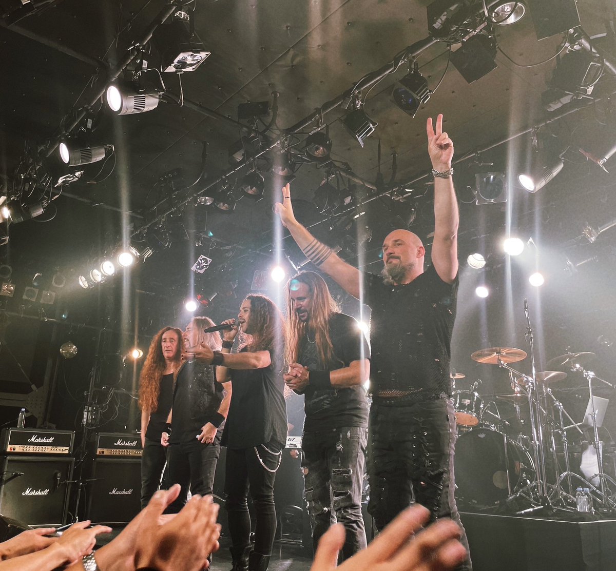 misa_ktm's tweet image. Emerald Sword大合唱してきました⚔️
泣いて、歌って、こんなにも飛び跳ねたのは初めてです。
生Reign of Terrorはカッコ良すぎて鳥肌が立ちました❤️‍🔥
歌唱力、パフォーマンス全て素晴らしかった🤘🏼
日本に来てくれてありがとうございました！！
#rhapsodyoffire