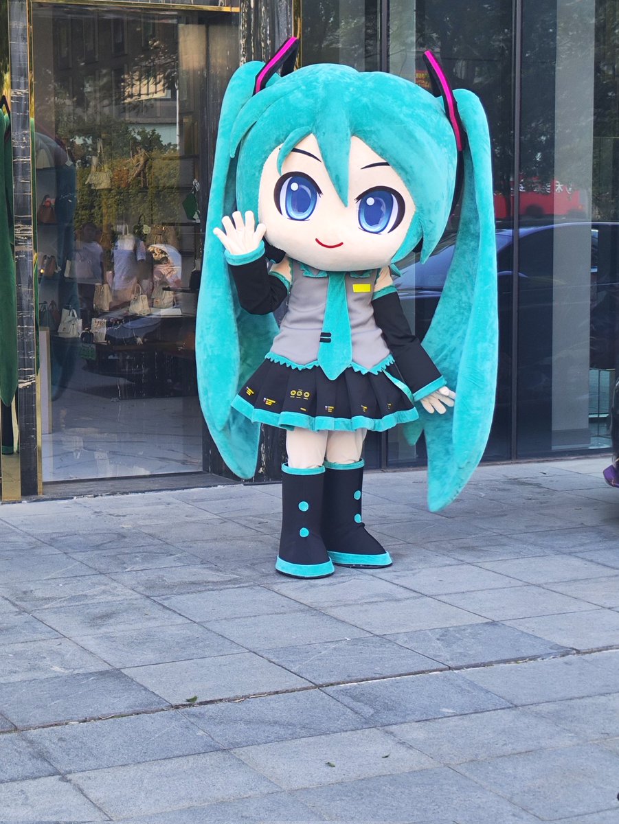 carrydlz's tweet photo. cicf漫展外场！真的超级超级多，各种游戏角色，动漫角色，超级多，拍了好多，但是非常社恐一张邮都没集！ https://t.co/cdOxR2lXNN