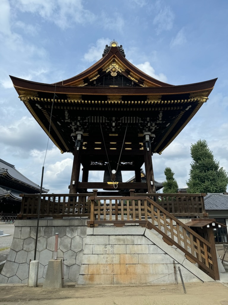 重要文化財『鐘楼』の修理作業が、9月末をもって完了しました👏✨

下記のとおり「撞き初め式（つきぞめしき）」を実施します💁

どなたでもご参加いただけますので、ぜひご参拝ください🙏

■日　時　2024年10月12日（土）12時30分～13時30分

■場　所　鐘楼南側
#東本願寺 #京都 #重文