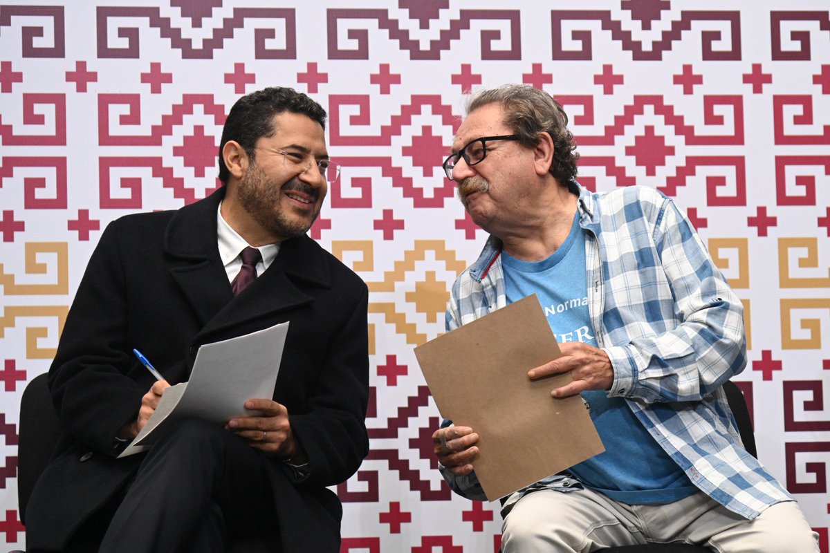 martibatres's tweet photo. Hoy informamos que, como parte de las acciones de fomento a la lectura, en la Ciudad de México, se entregaron gratuitamente 392 mil libros, en 60 colonias populares, a través de la campaña “Libros Pa’ la banda”, con el @FCEMexico. 

Además, invitamos a la Feria Internacional del Libro en el Zócalo, a partir del 11 de octubre. 

Y convocamos a la gente a leer, a leer mucho, porque la lectura da felicidad y herramientas para la vida.

#GobiernoConAcentoSocial