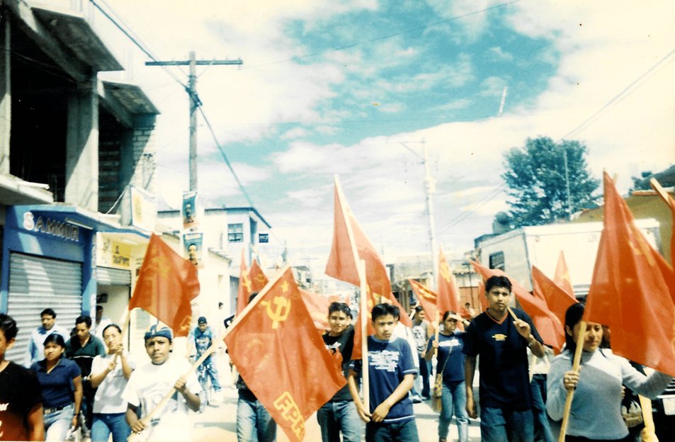 FPR_OAXACA's tweet photo. Fotos históricas de la UJRM marchando el 2 de octubre de 2004 en Miahuatlán

Fue el Estado, sus policías, su ejército, ordenaron la masacre de jóvenes que luchaban por la educación y mayores libertades democráticas
 #UJRM #FueElEstado #fueelejército #Tlatelolco #octubre68 https://t.co/lHhaez09SS