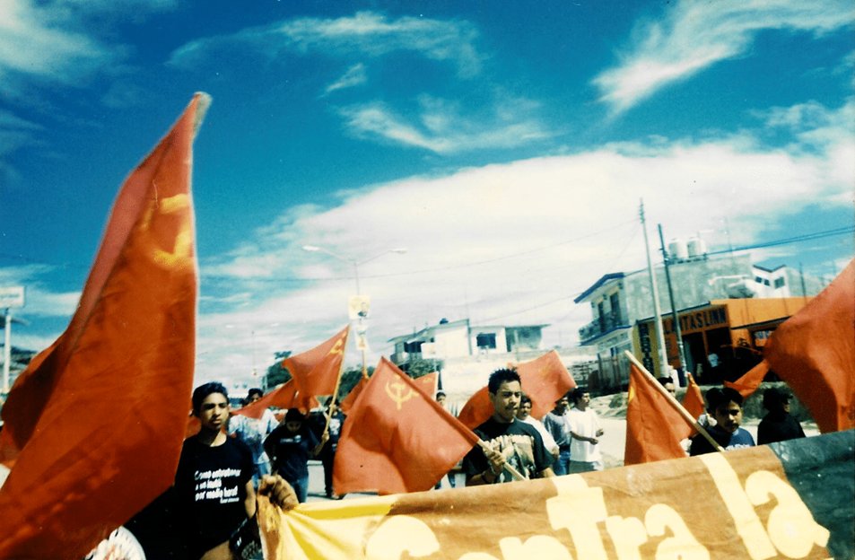 FPR_OAXACA's tweet photo. Fotos históricas de la UJRM marchando el 2 de octubre de 2004 en Miahuatlán

Fue el Estado, sus policías, su ejército, ordenaron la masacre de jóvenes que luchaban por la educación y mayores libertades democráticas
 #UJRM #FueElEstado #fueelejército #Tlatelolco #octubre68 https://t.co/lHhaez09SS