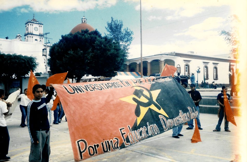 FPR_OAXACA's tweet photo. Fotos históricas de la UJRM marchando el 2 de octubre de 2004 en Miahuatlán

Fue el Estado, sus policías, su ejército, ordenaron la masacre de jóvenes que luchaban por la educación y mayores libertades democráticas
 #UJRM #FueElEstado #fueelejército #Tlatelolco #octubre68 https://t.co/lHhaez09SS