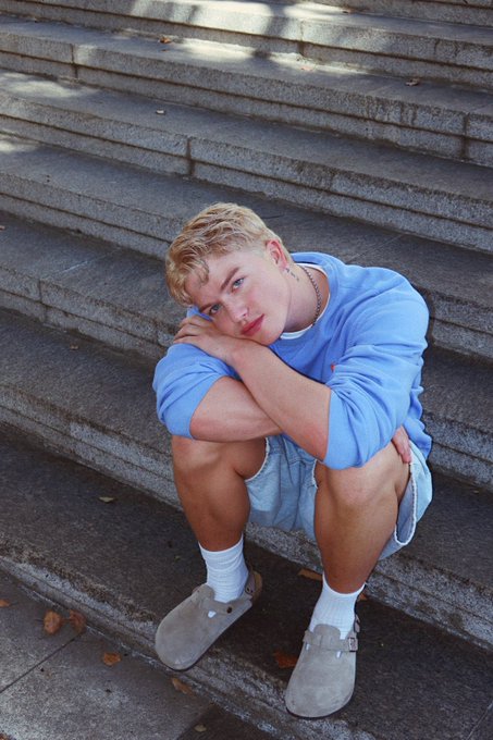 2 pic. baby blue https://t.co/ju1y4f9GbT