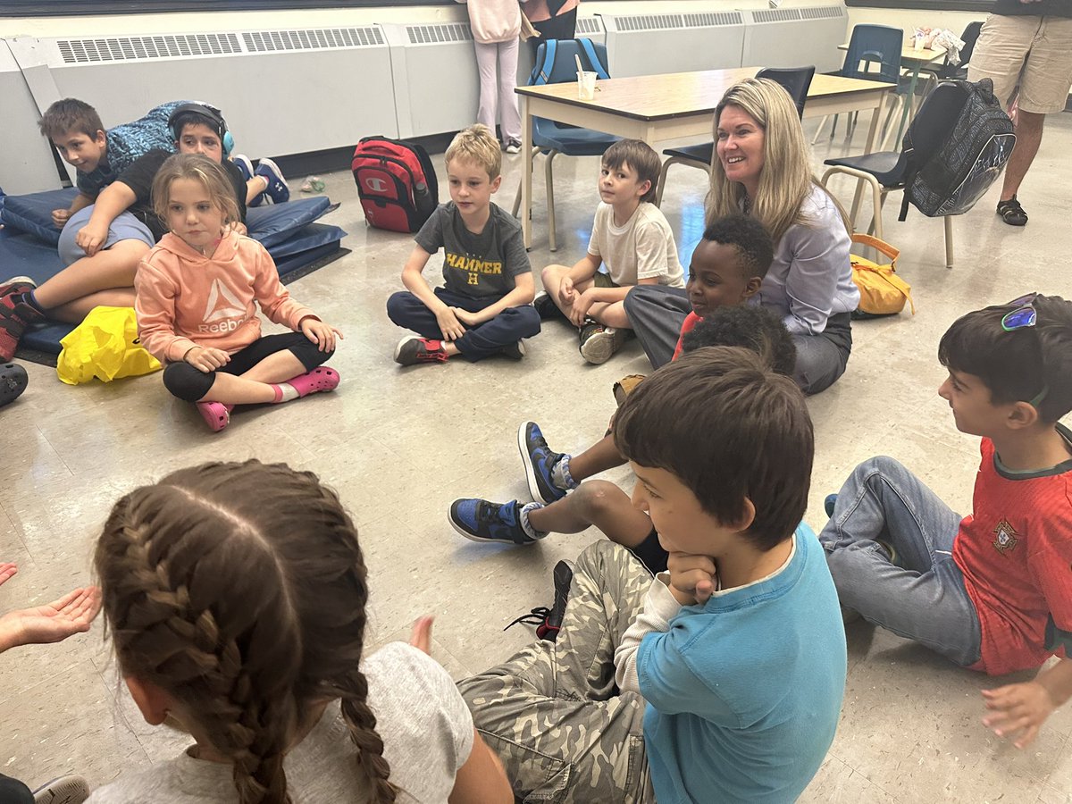 Our government wants students to keep active. 

Today I had the pleasure of joining <a href="/NeilLumsdenMPP/">Neil Lumsden</a> to see how the "Let's Get Moving" program works with <a href="/BGCHamHal/">BGC Hamilton-Halton</a>. We’re investing $15.3M to help organizations like them keep kids active. 

Read more: tinyurl.com/327hjts2