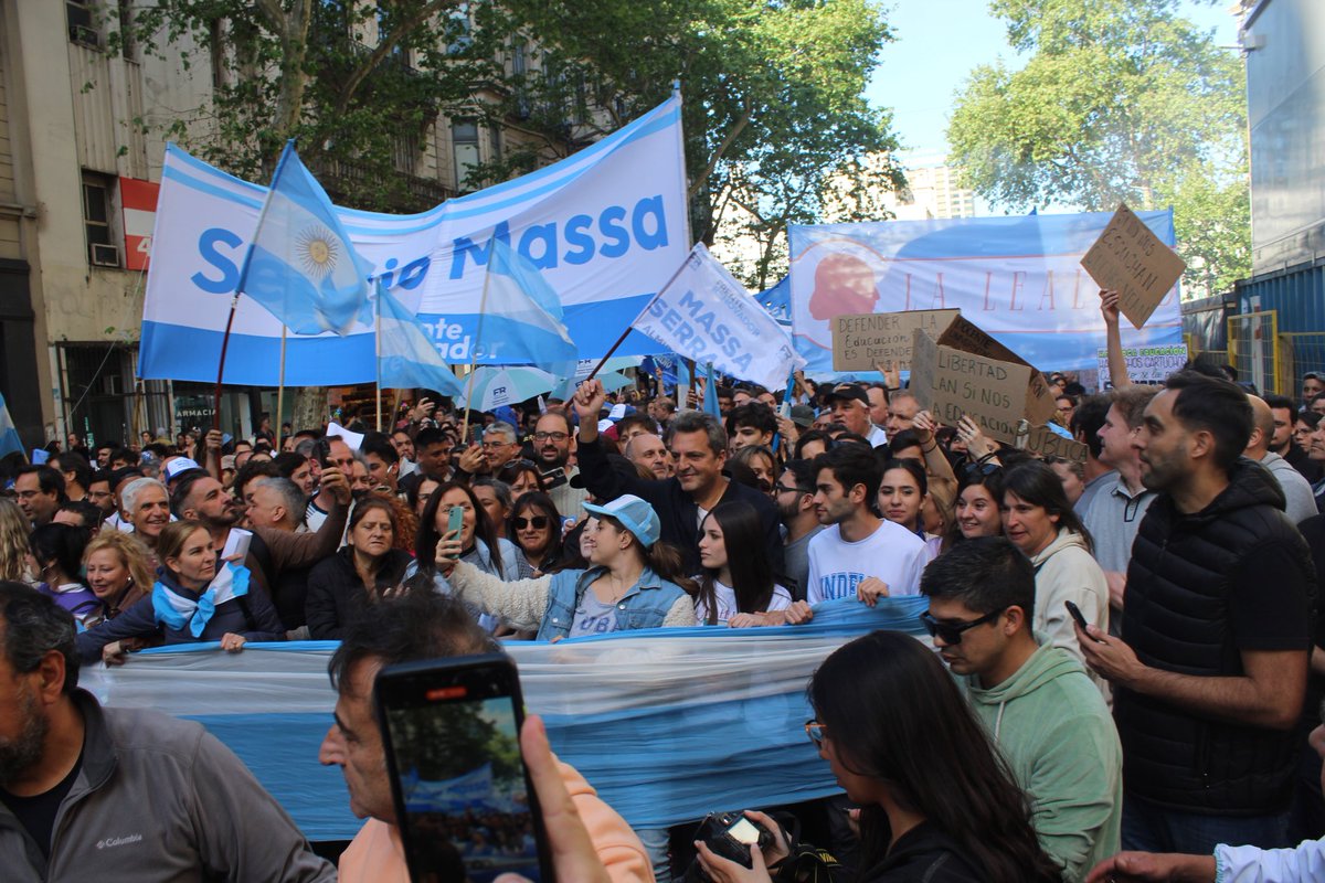 FRMoreno_'s tweet photo. Hoy nos hicimos presentes en la marcha federal universitaria junto a nuestra conducción Nacional @SergioMassa, @MalenaGalmarini, nuestra referente local @Debogalan, compañeros y compañeras del @FrenteRenovador https://t.co/FypGmAmGA9