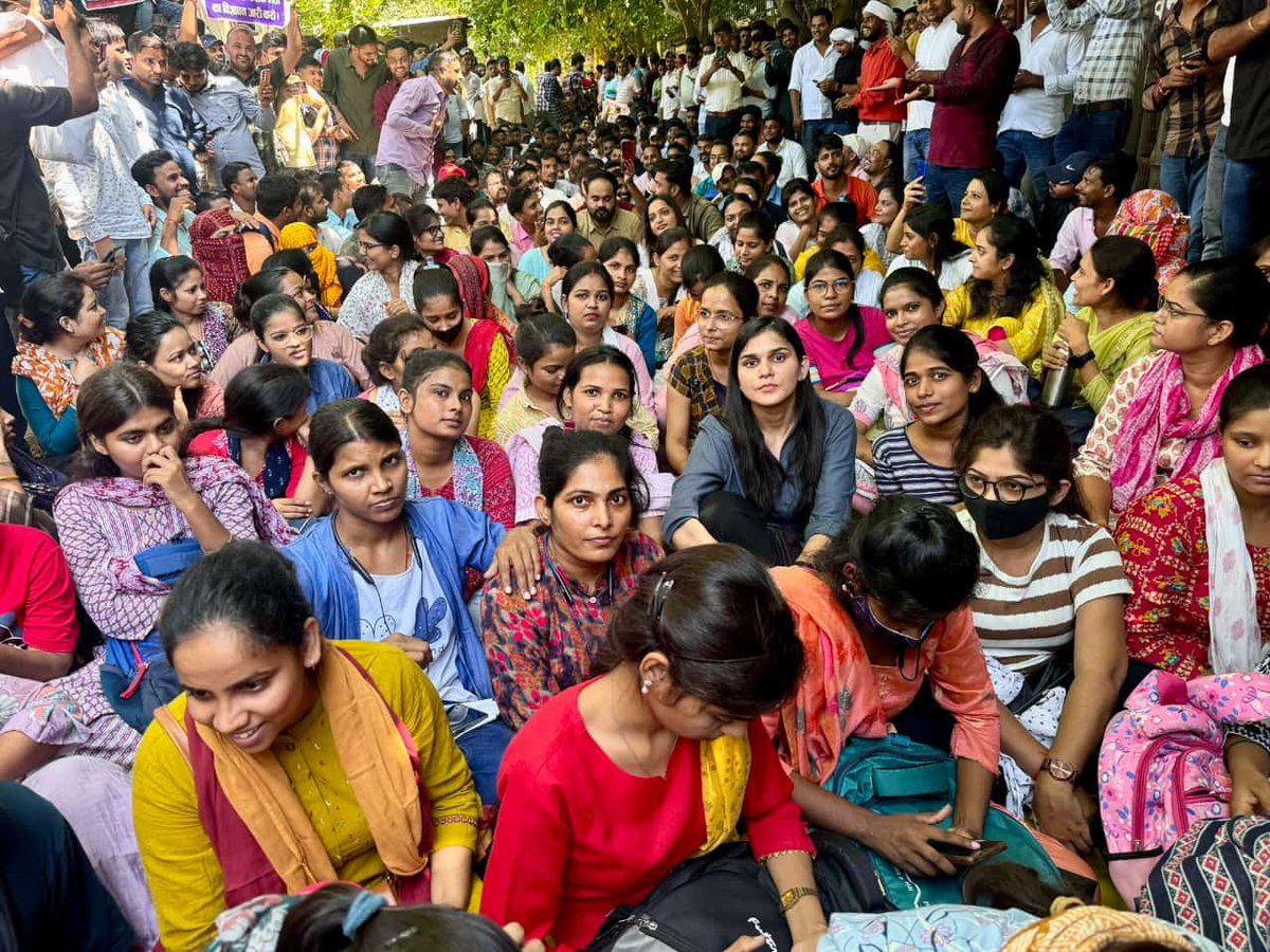 #69000शिक्षकभर्ती_आरक्षण_चोरी
<a href="/myogiadityanath/">Yogi Adityanath</a> जी आप कहते है "कोई भी युवाओं के भविष्य के साथ खिलवाड़ करेगा आप बख्शेंगें नही" फिर यहाँ क्या हुआ,पीड़ित 5वर्षों से अपने अधिकार के लिए लड़ने को मजबूर है!हर जगह से जीते हजारों आरक्षित बच्चों का भविष्य तबाह होने के बाद भी न्याय नही मिला।