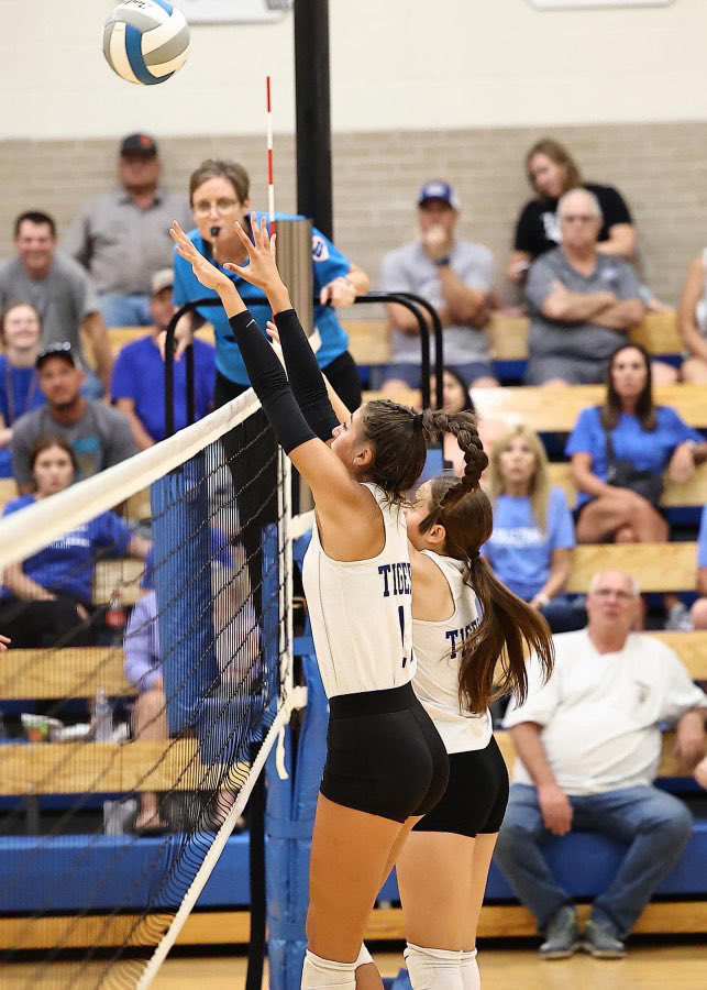 6’3 Senior Middle blocker Lydia Reed is amongst the leaders in Kansas in blocks right now with 88. Reed also adds 190 kills to her stat line: She broke St. John’s (1A) School block record last year as a junior. #sportsinkansas  

📸: Dick Smith