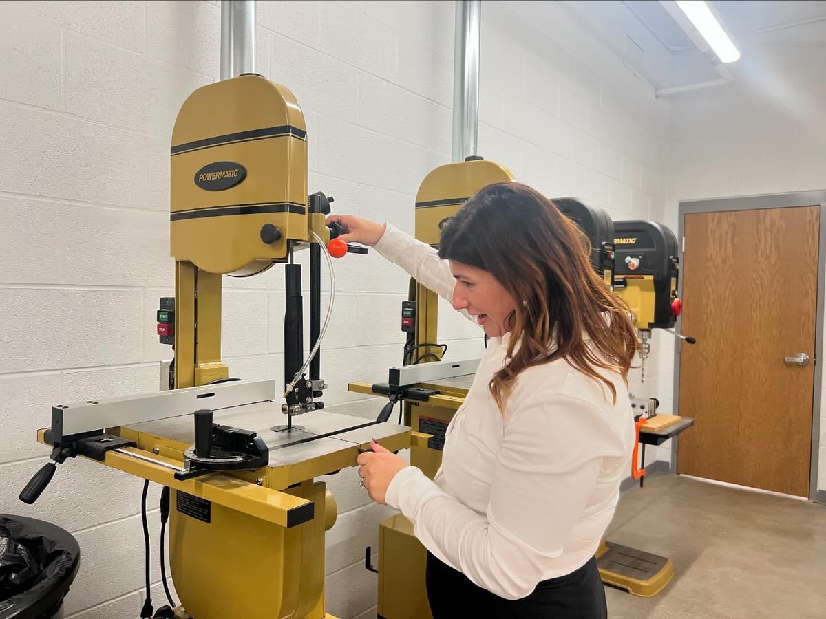 BesaSharrah's tweet photo. Yesterday, I toured the new @TWHS_Cardinals facility. Special thanks to Asst Principal @adrienne_carr for showing me around. I loved the Engineering &amp; STEM Lab for students to grow skills &amp; watched the tail end of the Volleyball team winning their game too!  #SharrahForOhioSenate https://t.co/86wPoHY4WB