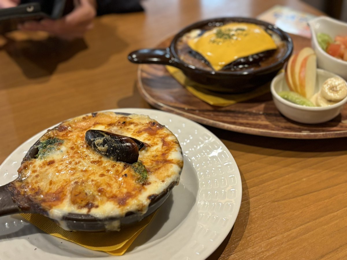 smilechoco2's tweet photo. 昨夜、親友と食事へ🍽️

美味しかったし、話したいことがいっぱいで🤭

楽しかったです💕

帰りに
親友の家で作った新米を頂き、
感謝です✨✨✨ https://t.co/ZeEu1T4OAA