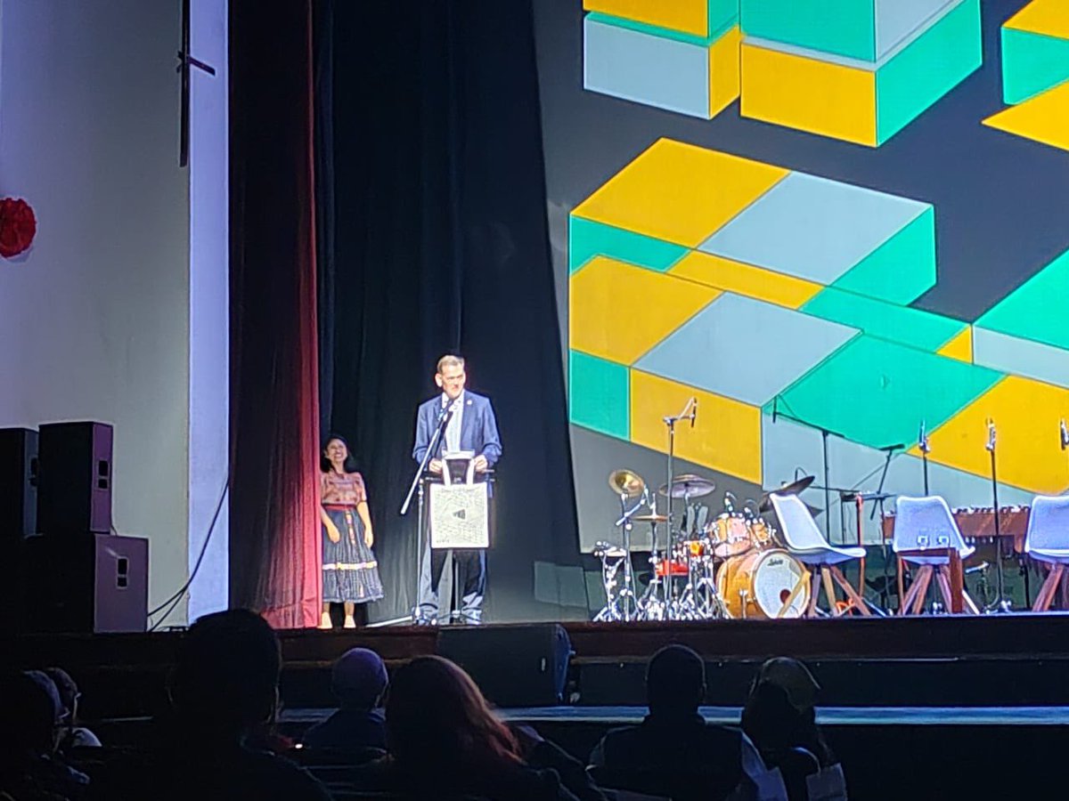 _ojoconmipisto's tweet photo. ¡Ya arrancó la tercera edición #ExpansivaFestival!⚡️Antes de La gran charla: La eterna (pero nunca alcanzada) primavera, las palabras de bienvenida están a cargo del Roger Denzer, embajador de Suiza, Eva Bañuelos, directora del @CCEGUATEMALA, y @alegutierrezv, directora de @AgenciaOcote.