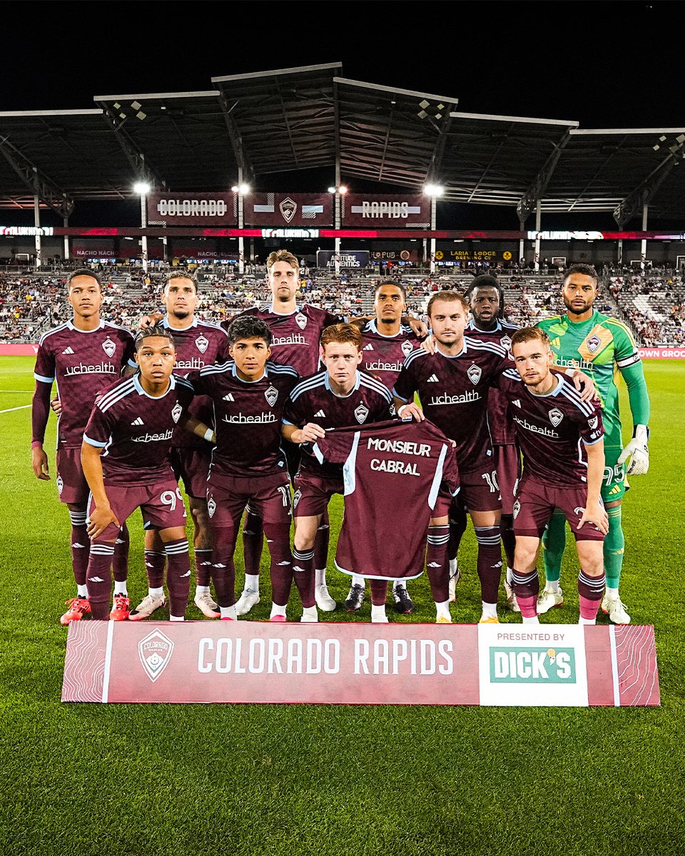 One family ❤️ Tonight we pay tribute to <a href="/KvinCabral/">Kévin Cabral</a>'s late father.

#COLvLA