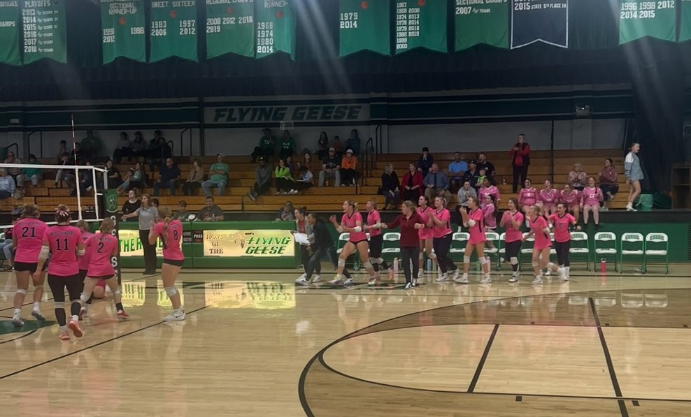 WCDistrict235's tweet photo. Big W at Goose Island tonight for WC Heat Varsity VB as they beat Wethersfield Flying Geese in 3 sets: 13-25, 25-20, 25-22. 
Becca Hinshaw - 11 assts &amp; 4 aces 
@harleehainds and Reagan Long- 8 digs 
H. Hainds &amp; Lilly Higgins- 11 kills 
H.Hainds- 5 blocks #GoHeatGo 

💙🏐❤️ https://t.co/XscdfOtokO
