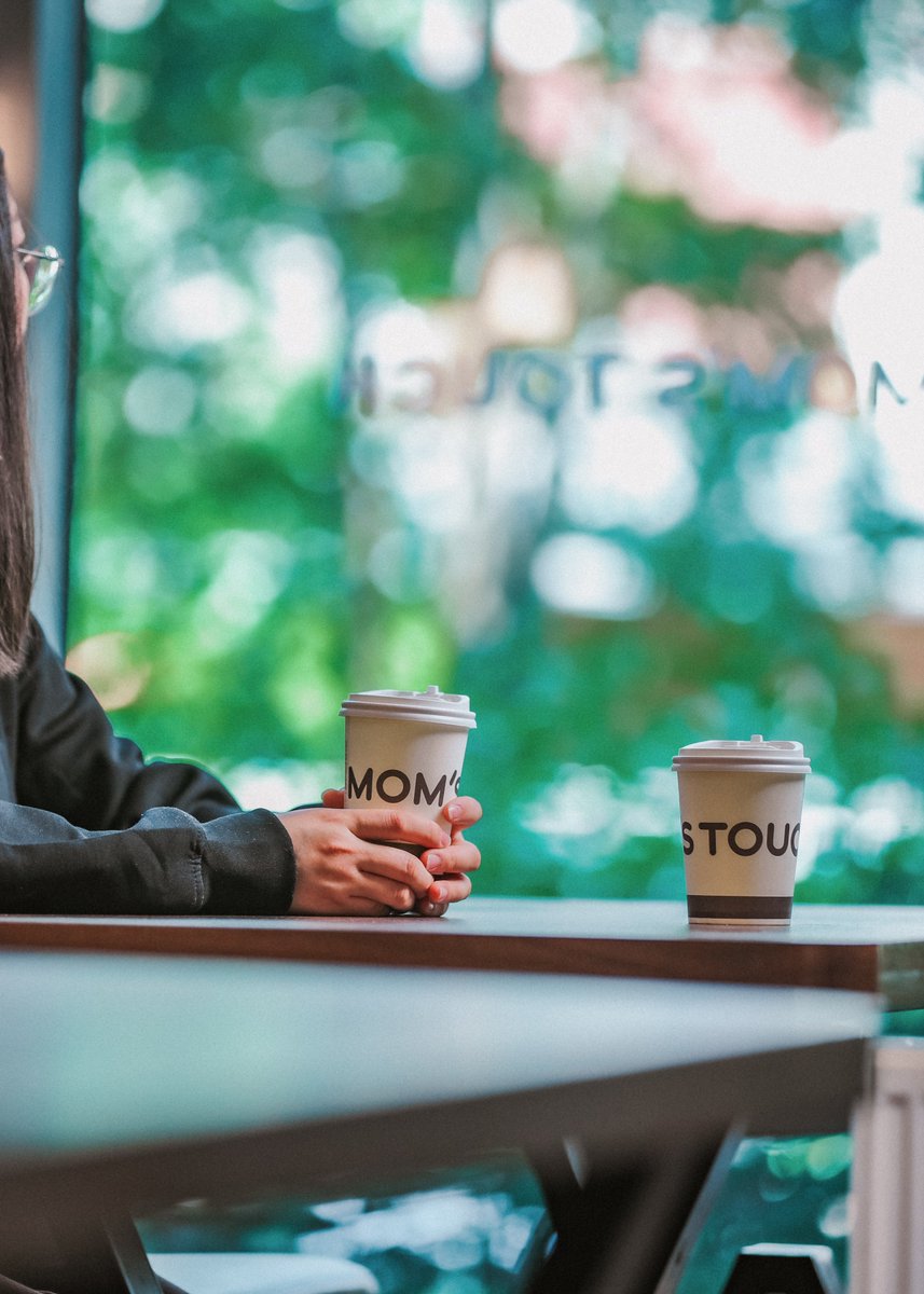 Mom’s Touch Эмералд салбарт Монголдоо хуурсан, шинэхэн үрийн кофег эспрессо машин дээр нэрж хэрэглэгчиддээ хүргэдэг гэдгийг та мэдэх үү?
☕️ Американо 3,900₮ 
#MomsTouch #EverdayFresh #ӨдөрБүрШинэхэн