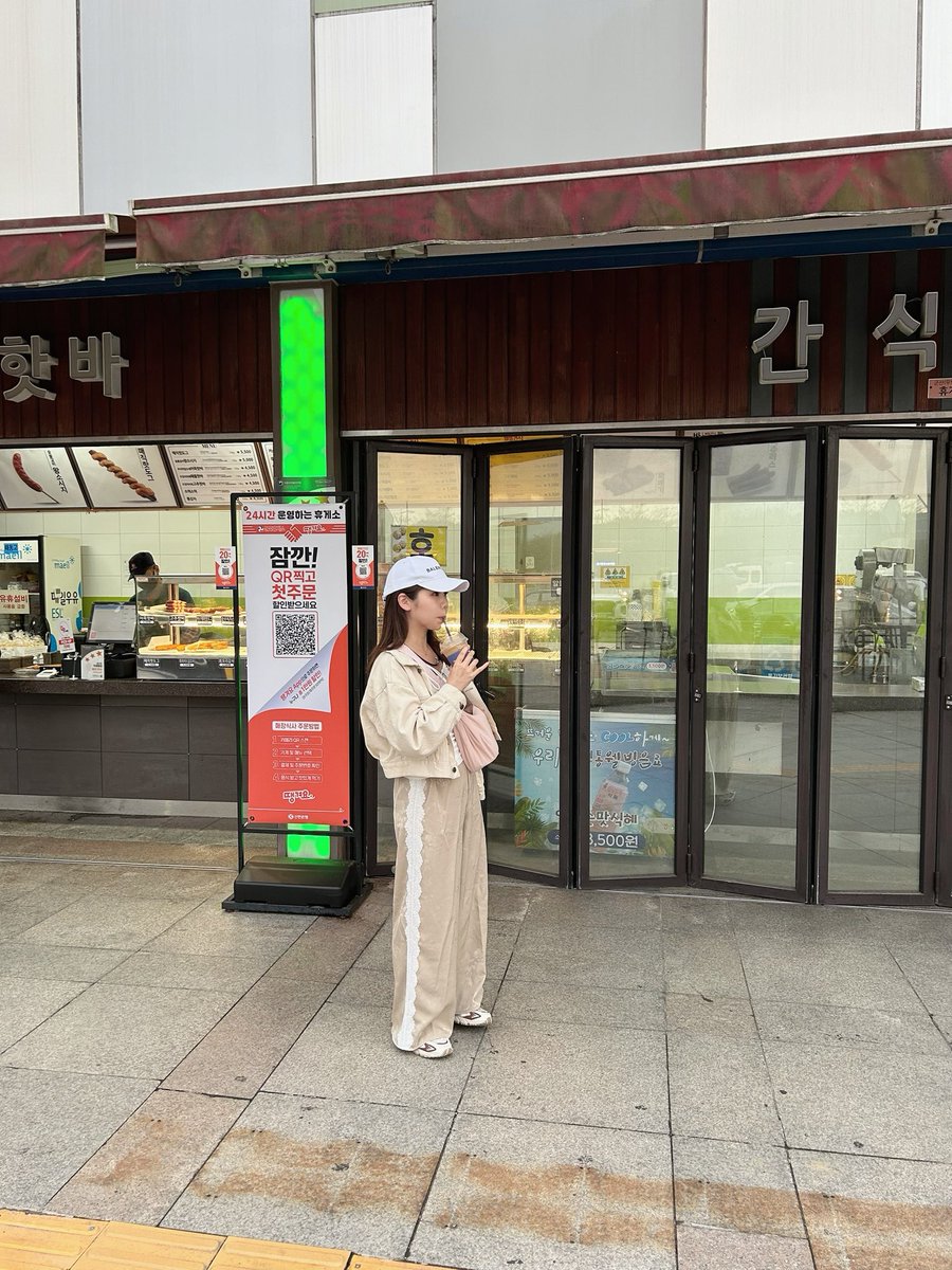 oremisan's tweet photo. KURROCK~in Korea🇰🇷~

黒ック初めての韓国です！
世界各国！58カ国から予選通過した32組のアーティストが出演します🌏
私たちの本番は4日！！
韓国を満喫しつつKURROCKの音楽をより多くの方にお届けすることを確実にやり遂げる！

頑張ります❤️‍🔥파이팅
@KURROCKOfficial 
#kurrock https://t.co/9TvLZvFOb6