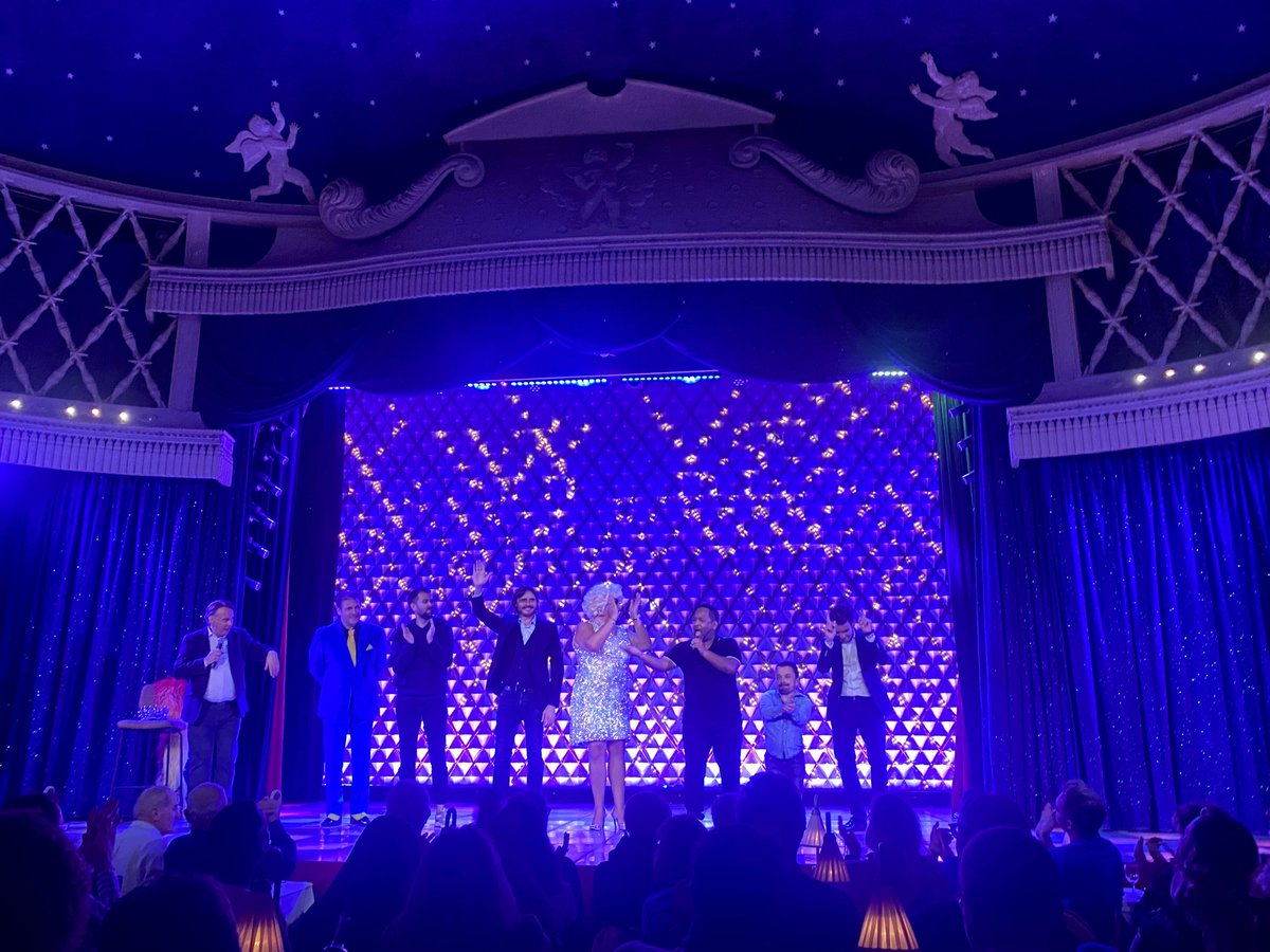 C’était la rentrée pour #AbsolutelyHilarious, qui s’offrait cette adresse mythique pour le lancement de sa 7e saison !

<a href="/chriscombarieu/">Christophe Combarieu</a> &amp; <a href="/mathwilh/">Mathieu Wilhelm</a>, les Vice-Versa, un nain, un bègue, un magicien, un numéro de cabaret que j’avais vu enfant chez P Sébastien… et <a href="/zizeofficiel/">ZIZE Dupanier</a> !!