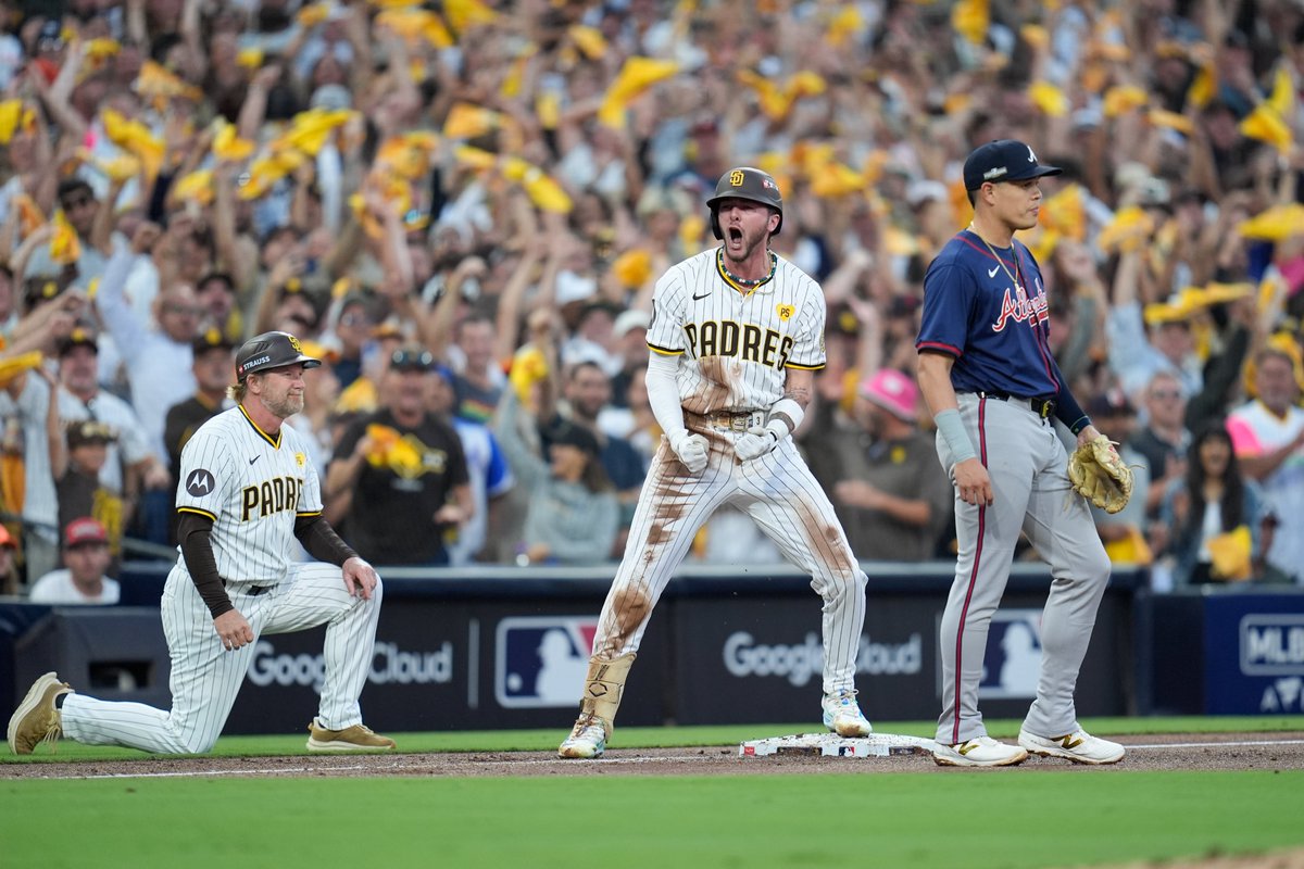 aedmondstv's tweet photo. This face, the rally towels. Picture perfect. #padres 

📷: AP images https://t.co/77kdz1NdF5