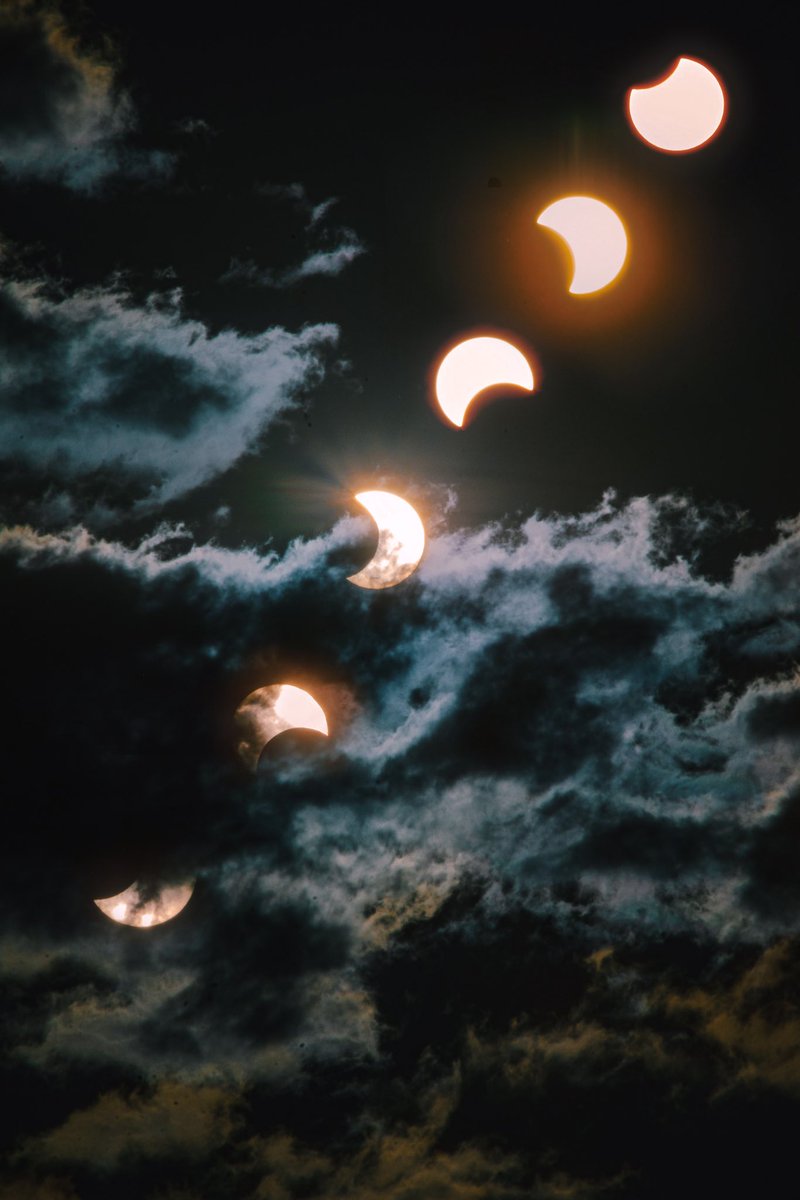 Les comparto el eclipse solar del día de hoy 💛🌙

Fue hermoso poder cubrir este fenómeno una vez más.

Agradecería muchísimo si desean compartirlo para poder difundir aquello que tanto amo hacer 📸

Que tengan linda noche ✨
