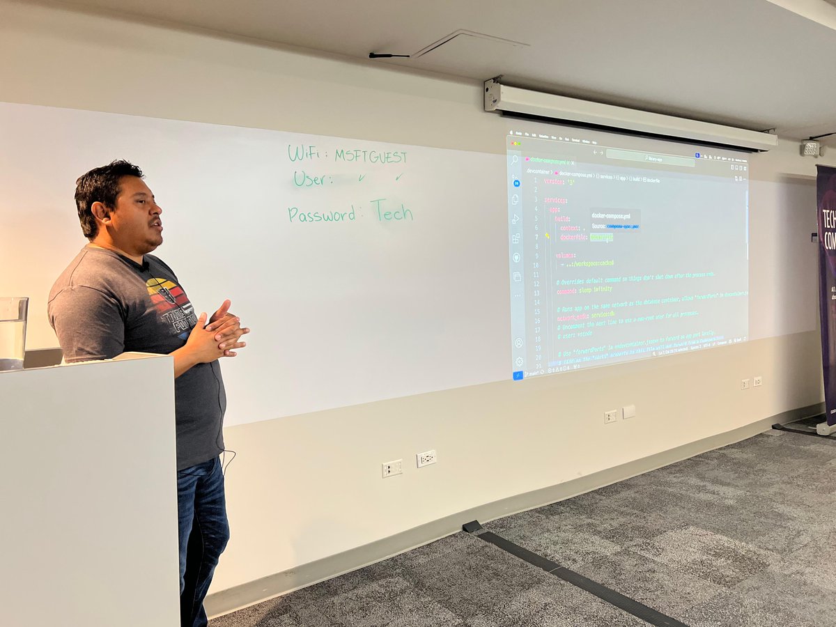TechCommunityGT's tweet image. En sesion con la comunidad @croblesmr  esta mostrando muchos escenarios en DevContainers, utilizando diferentes herramientas para crear tu stack de desarrollo completo.