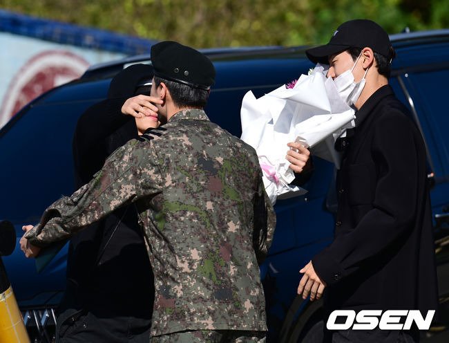 아니 기사제목 뭔뎈ㅋㅋㅋㅋㄱㄲ

몬스타엑스 아이엠-민혁,'격한 반가움에 셔누는 꽃향기' 

뭔 꽃향기에욬ㅋㅋ 셔누 안면 꽃으로 구타 당했던뎈ㅋㅋ 사진이 절묘 ㅋㅋㅋㅋㅋㅋ