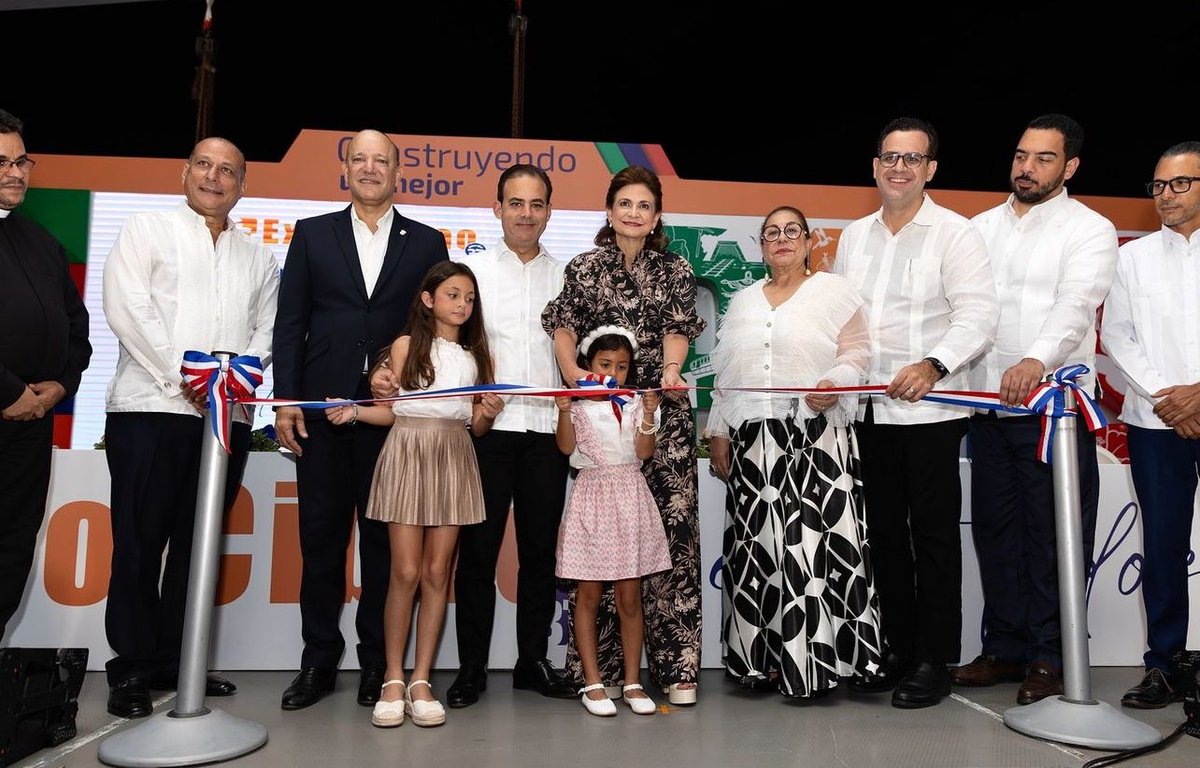 carlosiglesiasr's tweet photo. En el día de hoy con la presencia de la @vicerdo @raquelpenavice, la @camarasantiago_org inauguro la más grande Expo multisectorial del país @expocibao en su edición #37 bajo el lema «Construyendo un mejor país, entre todos».
#adelanterd🇩🇴
#vamospormás💪
#diosencontrol🙏 https://t.co/KMPsRvBH3P