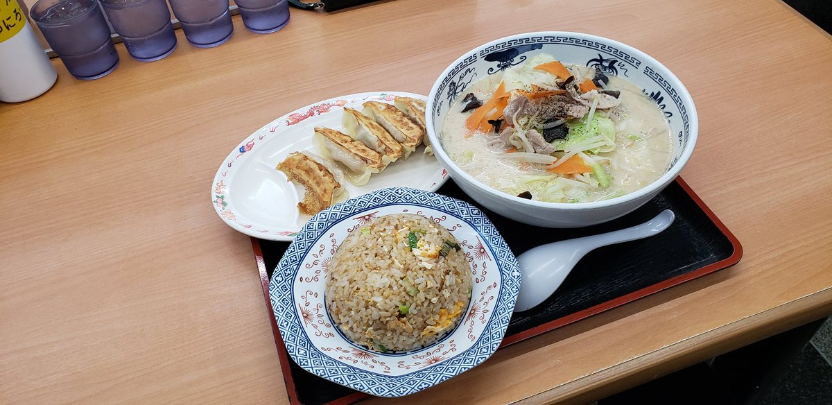 discoDJdmx's tweet photo. へぃ。今日！10時に？ゆにろーず。にんたまラーメン🍜🍥取手店。タンメン炒飯餃子セッツ。両方大盛り。1930円。美味し！
#ゆにろーず
#にんたまラーメン
#まっちゃんが行く https://t.co/uVH4LcMLJn