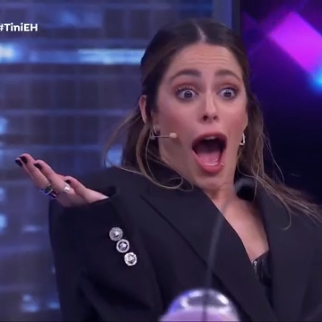 hereformycast's tweet photo. Los mismísimos integrantes de Coldplay teniendo esta foto de Tini al lado de su nuevo disco?? JAMÁS PODRÁN https://t.co/xQdiF88oVx