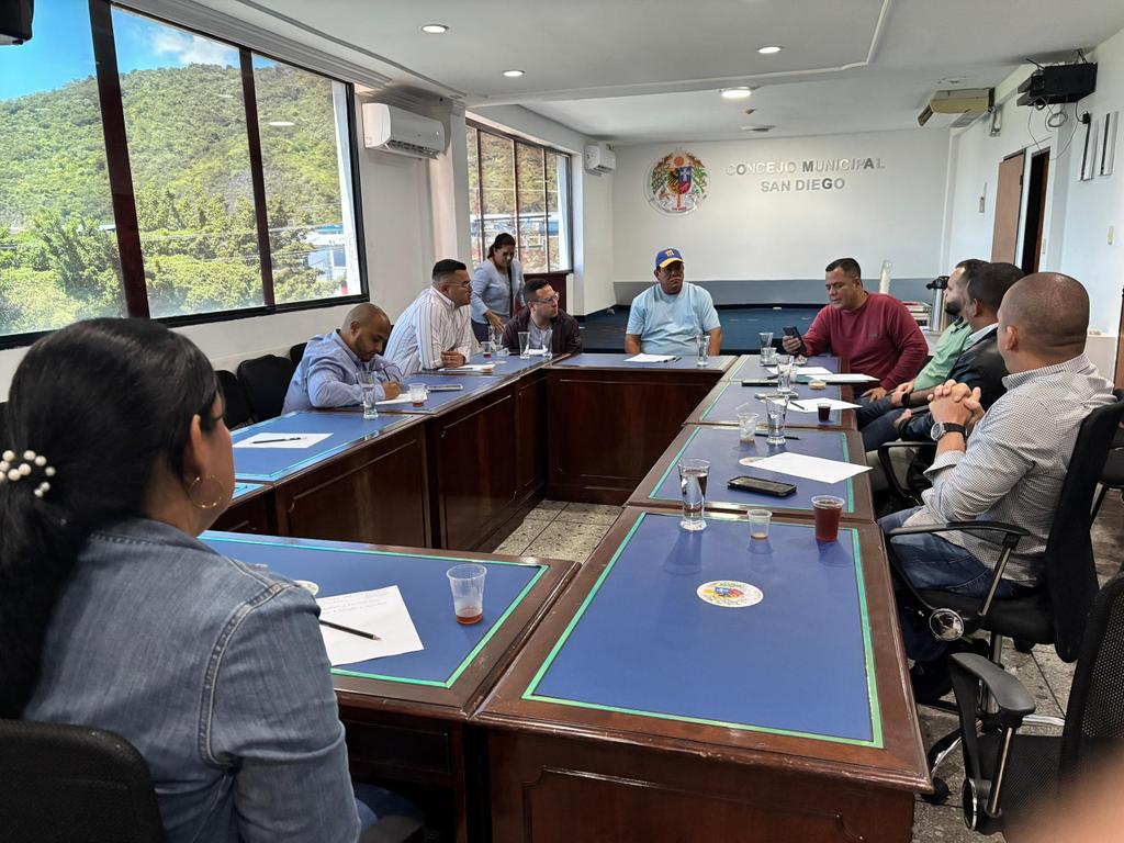 Daniel_Migliory's tweet photo. Excelente reunión de Trabajo con la Secretaría Nacional de Asuntos Municipales y Acción Comunal conjuntamente con la Comisión Nacional de Concejales de Acción Democrática, donde se le dió inicio a las primeras discusiones del Reglamento de la Fracción Parlamentaria de AD. https://t.co/Y5wC2yKEn8