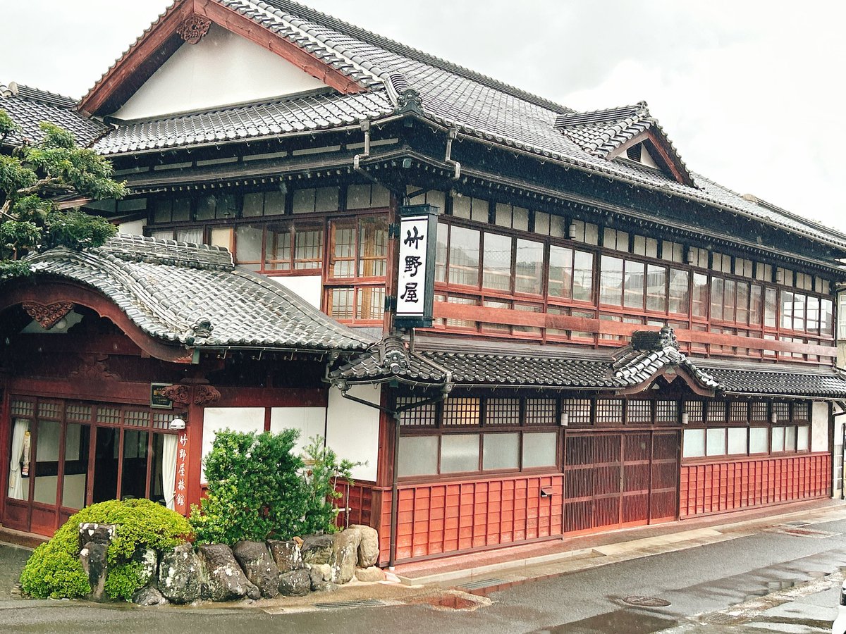 この建物、千と千尋の神隠しに出てくる寄る千尋が寝泊まりしてる寮？みたいな所に似てるくない？2階の角ら辺とか🤔