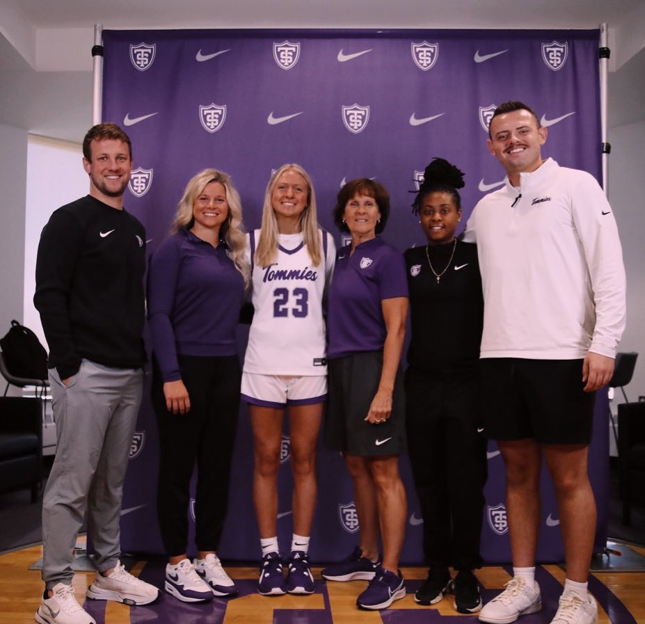 kajanash1's tweet photo. After an amazing visit yesterday, I am so grateful and excited to recieve an offer from the University of St. Thomas. I am thankful for this opportunity. Thank you to @CoachSinn and all the rest of the staff for making us feel so welcome! 🤍💜
@TommieWBBall 

@wayzataghoops @girlsbball247 
@MinnesotaStars @_Ant_Tuck
@DyamiStarks