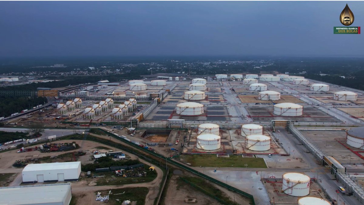 Aspecto del área de almacenamiento, 58 tanques verticales y 34 esféricos, que se encuentran integrados por cientos de tuberías desde la refinería Olmeca-Dos Bocas. Aquí es donde se recibe todo el producto de la refinería y, de aquí, se despacha para su venta.