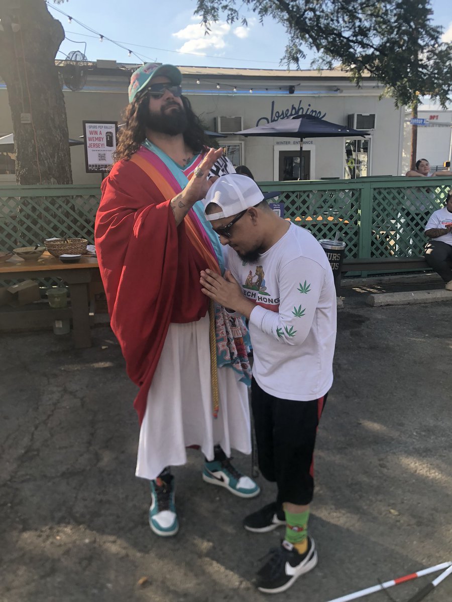 vivaspurs210's tweet image. Made it out to the Pep Rally at Josephine’s St  with @heyallitsbell🩵
Met @spursjesus, said a little prayer and had a really good time 😊🏀⛹🏽 #GOSPURSGO #wemby #spursjesus