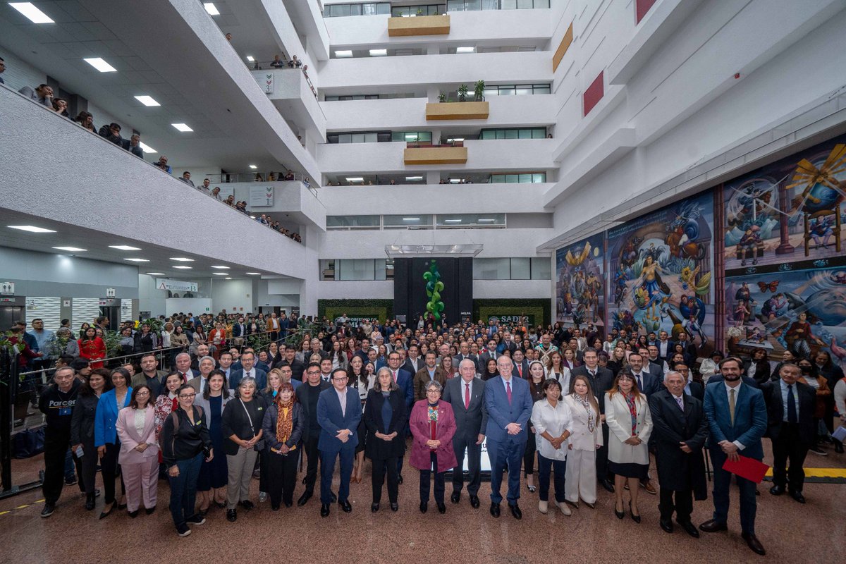 JulioBerdegue's tweet photo. Iniciamos nuestra gestión reuniéndonos con los servidores públicos de @Agricultura_mex . Señalamos que nuestros ejes rectores son el bienestar del pueblo y la soberanía alimentaria. Las y los integrantes del nuevo equipo directivo, informaron sobre sus responsabilidades. https://t.co/z9p2kwzbgP