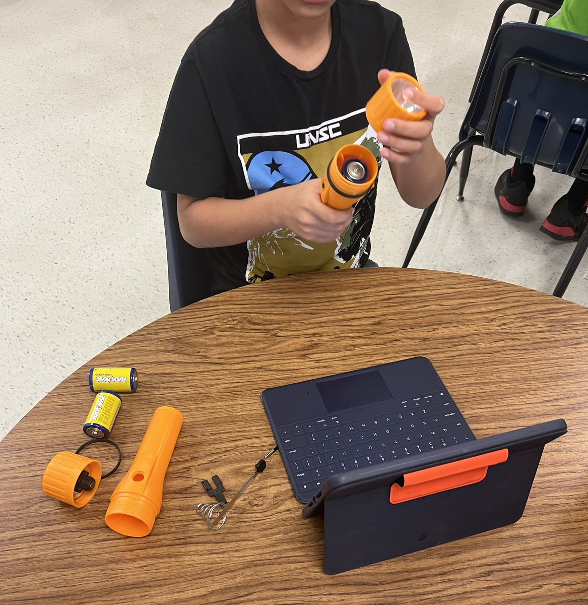 liz_duban's tweet image. 5th graders @IndianCreekES exploring transformation of energy in a system by taking a flashlight apart! 🔦 @LISDScience