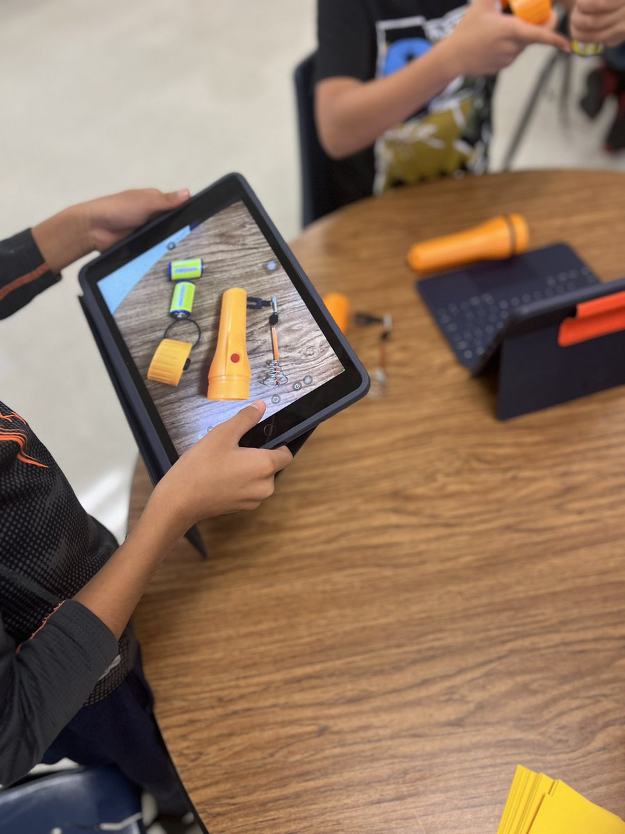 liz_duban's tweet image. 5th graders @IndianCreekES exploring transformation of energy in a system by taking a flashlight apart! 🔦 @LISDScience