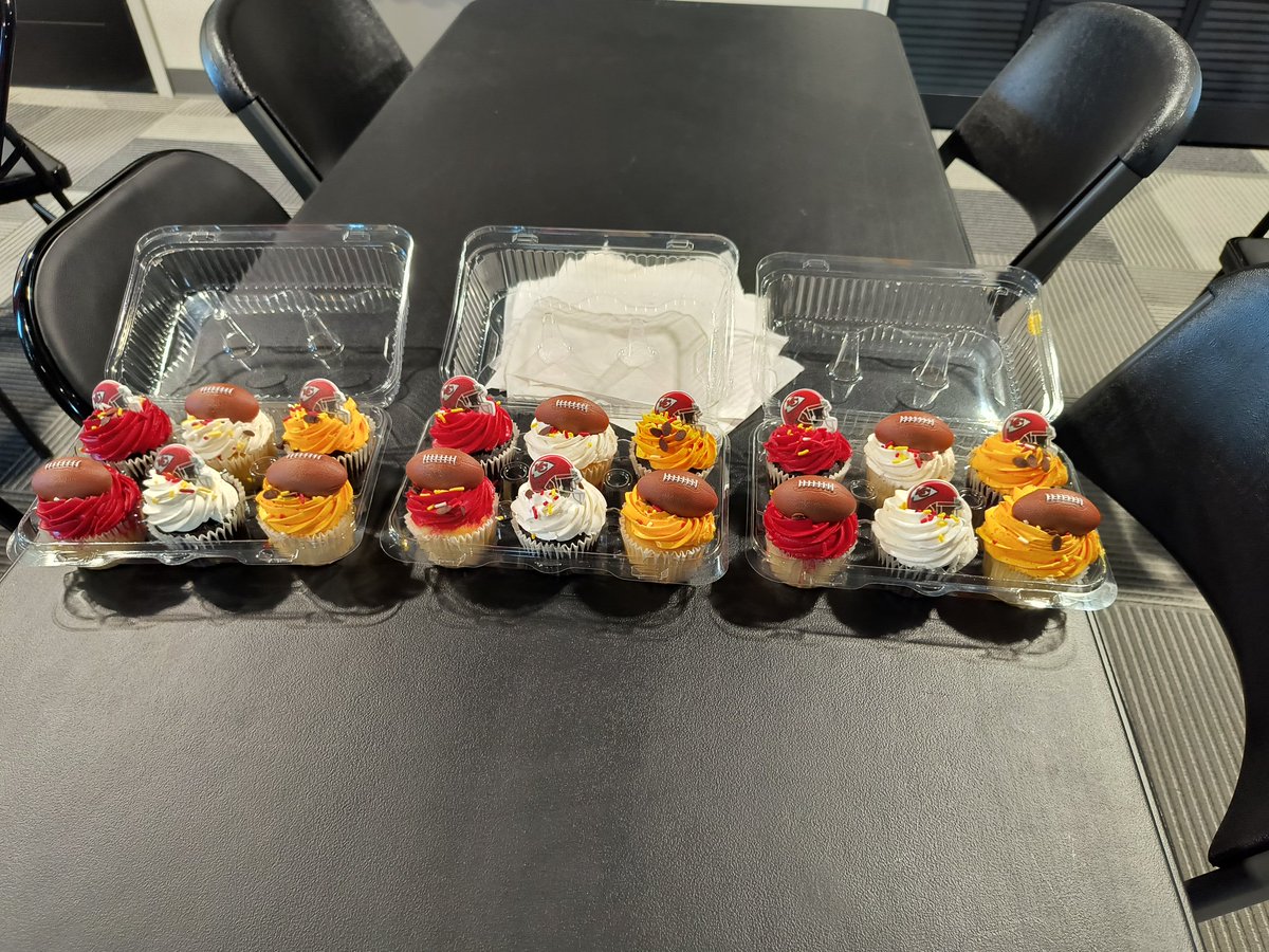 JohnBeaman_Ret's tweet photo. I am rarely on twitter but I wanted to post a thank you to  the girls golf team lead by Emery H for surprising me with cupcakes for my Birthday tonight at practice. These kids are great and it really made my day!  @PHillgolfteam https://t.co/niqF8ievEs