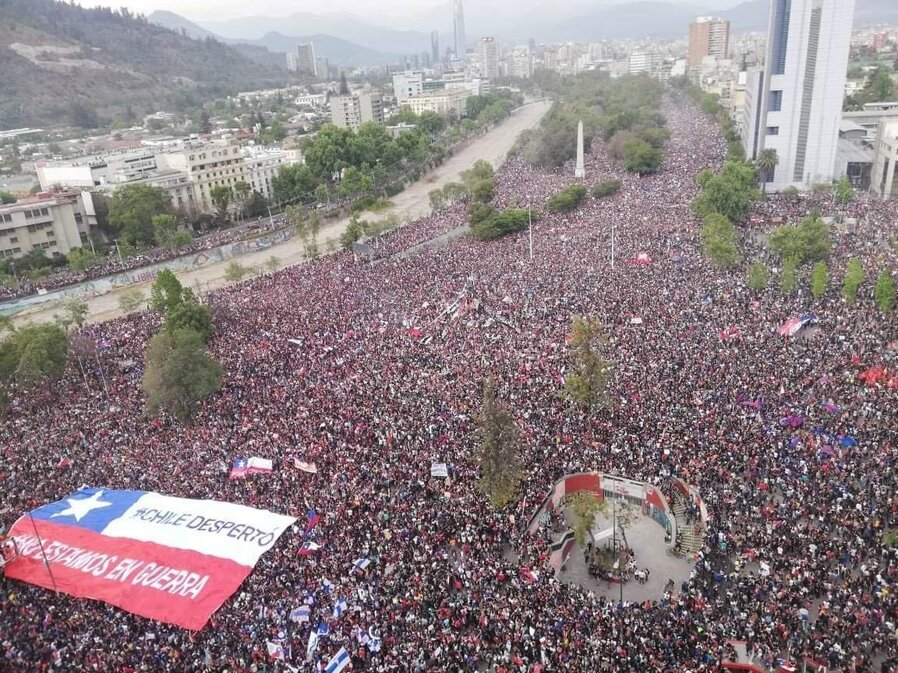 Hay sectores empeñados en resignificar lo ocurrido en #Chile el 2019
Quienes estuvimos en la marcha más grande de todos los tiempos lo hicimos porque pedíamos cambios estructurales por justicia y paz social 
Asociar esta movilización a un estallido delictual es faltar a la verdad