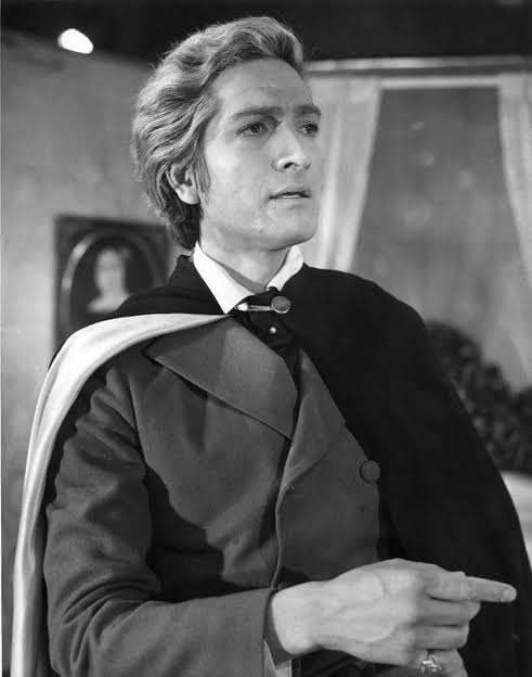 ElverAgente's tweet photo. @Woshingo La telenovela "El retrato de Dorian Gray" de televisa
Fue una telenovela que adaptaba a su vez la novela del mismo nombre de Oscar Wilde
Se emitió en 1969 y nunca más se volvió a saber de ella.
Lo único que se tiene es está foto del actor Carlos Bracho como Lord Henry https://t.co/ZGC5GiGEuz