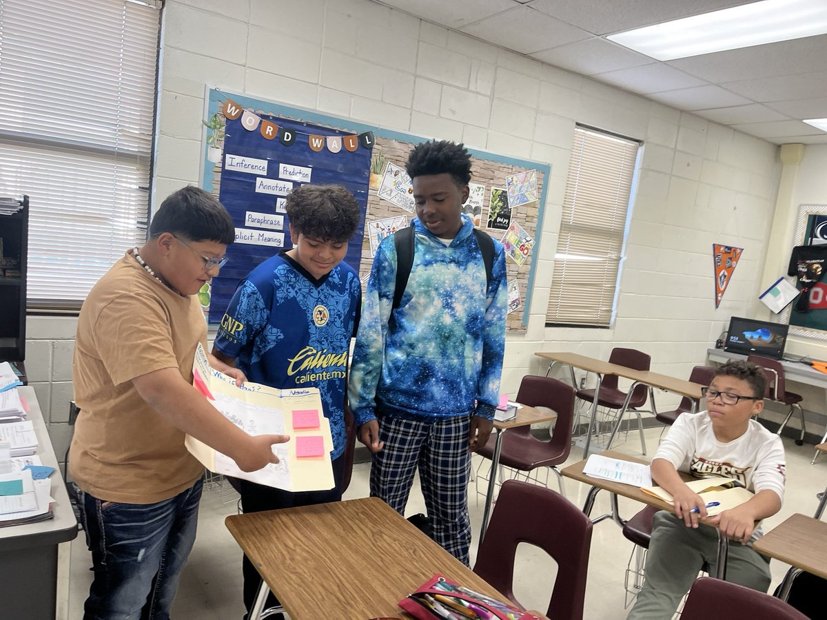 Scholars use a fun and creative organizational tool to support their character analysis 🧐 #wicor #avid #ALLIN #weareensor