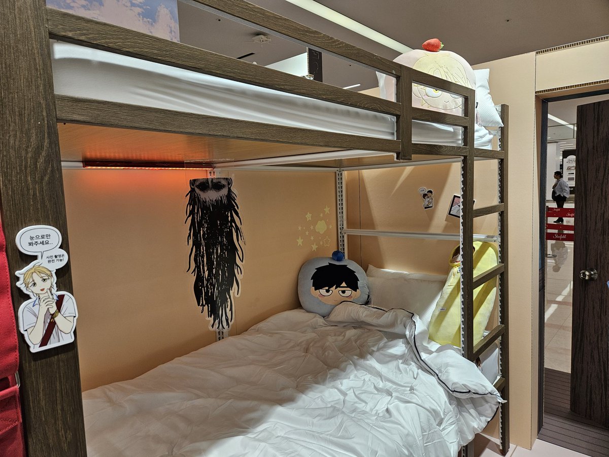 집이없어 팝업 10.3일 10시 30분 첫타임으로 다녀왔다! 은영이 해준이 침대랑 기숙사도 잘 구현되어있고 굿즈도 실물이 너무 예뻐서 32만원을 썼다... ^^ㅋ 미니미 키링 실물이 디피 되어있었는데 귀여워서 2종 모두 예약하고왔다// 오늘의 뿌듯한 하루 ♡