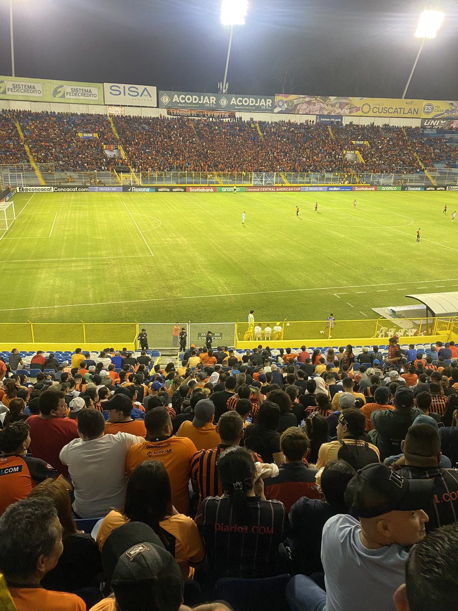 QUE AFICIÓN TENEMOS LONQUE AGUILA MOVILIZÓ ESTE DÍA MIÉRCOLES A LAS 6 es IMPRESIONANTE. 🦅🇸🇻