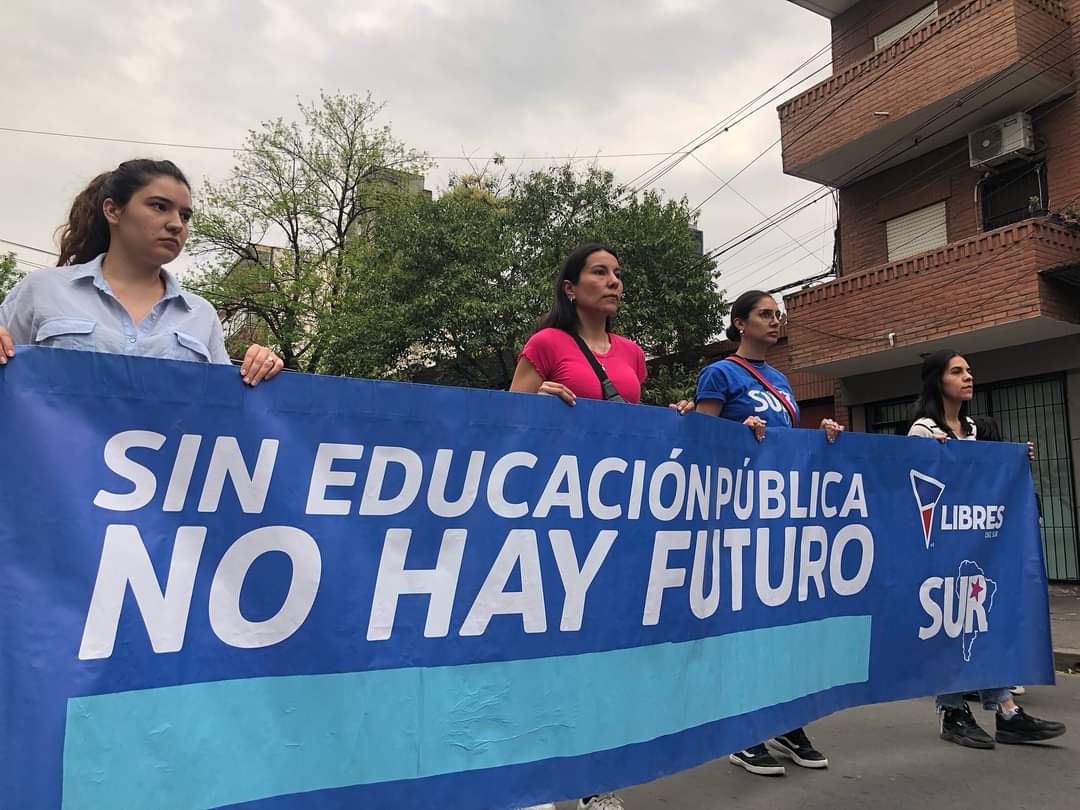 surtucuman's tweet photo. ✊🏻 Por eso, afirmamos con convicción: ¡Sí a la educación pública y de calidad! Defendamos nuestro derecho a una educación accesible y de excelencia para todos.

#EducaciónPública #ParaTodos
#MarchaFederalUniversitaria
#MovimientoSur
#LibresDelSur https://t.co/uXuNjbQeLA