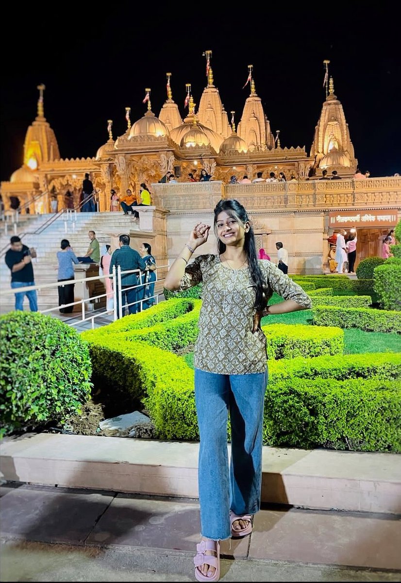 "शरीफ रहोगे तो दुनिया बदनाम करेगी और

बदनाम रहोगे तो दुनिया सलाम करेगी..!!"