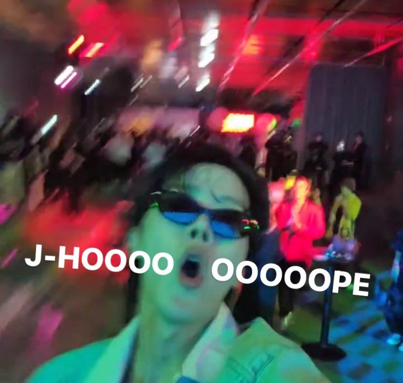 winnttaebear's tweet photo. J-HOPE IS COMING https://t.co/gQVsVTI5uB